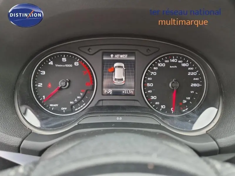 Vue rapprochée du tableau de bord de l'Audi Q2, affichage numérique central avec compte-tours et vitesse en km/h.