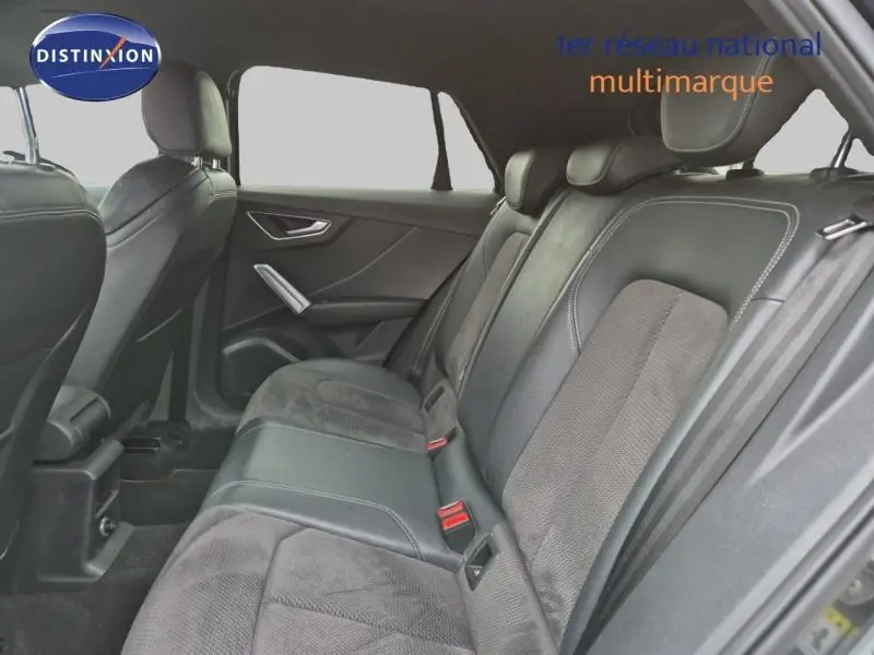 Vue intérieure côté droit des sièges arrière en cuir et tissu gris de l'Audi Q2 1.4 TFSI S line 2017.