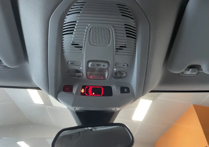 Vue intérieure du plafonnier avec commandes lumineuses et affichage rouge du système d'alerte du Peugeot 5008 blanc nacré.