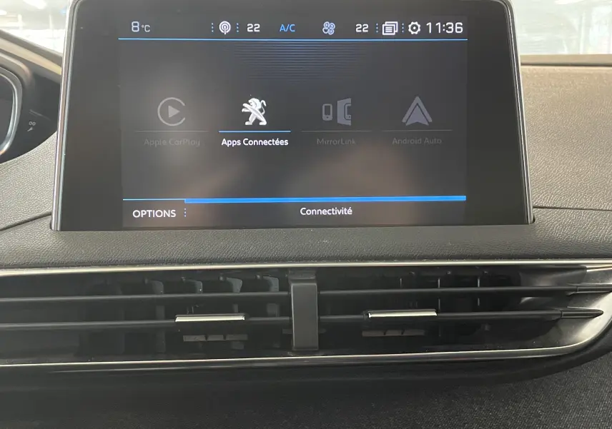 Écran tactile central du Peugeot 5008 blanc nacré 2019 affichant les options de connectivité et la climatisation à 22°C.