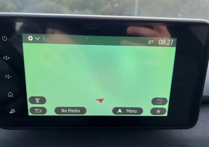 Écran tactile du système de navigation de la Dacia Sandero Stepway Bleu Iron 2024 affichant une carte verte sans média.