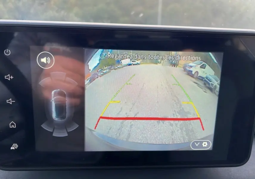 Écran de la caméra de recul du Dacia Sandero Stepway Bleu iron 2024, avec lignes de guidage colorées visibles.