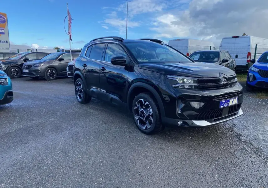 SUV Citroën C5 Aircross noir perla en 3/4 avant droit, avec jantes alliage bi-ton et sabots aluminium visibles.