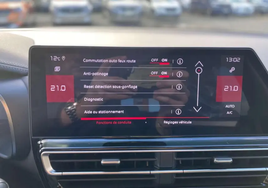 Écran tactile central du Citroën C5 Aircross 2025 affichant les réglages d'aides à la conduite et climatisation à 21°C.