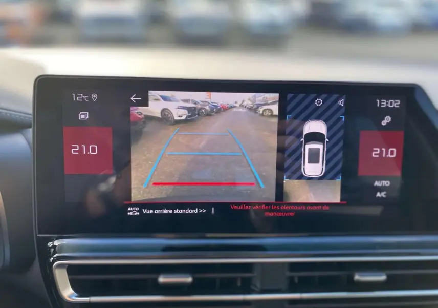 Écran tactile intérieur du Citroën C5 Aircross 2025 montrant la caméra de recul et l’aide au stationnement à 21°C