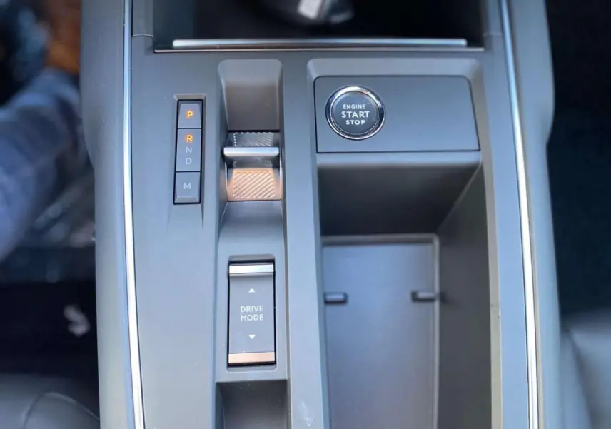 Gros plan sur la console centrale du Citroën C5 Aircross 2025 avec bouton start/stop et commandes boîte auto.