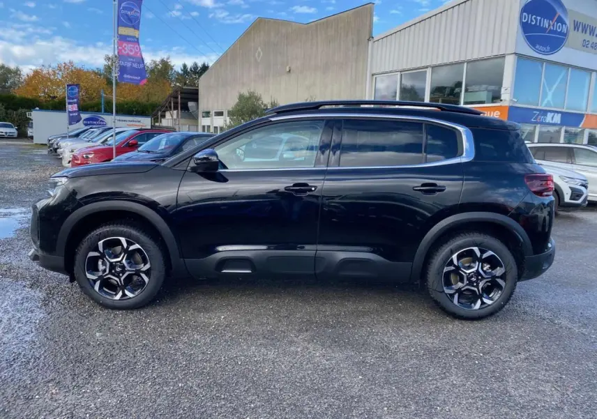 Profil côté gauche d'un Citroën C5 Aircross noir Perla 2025 avec jantes alliage 18'' bi-ton et vitres surteintées.