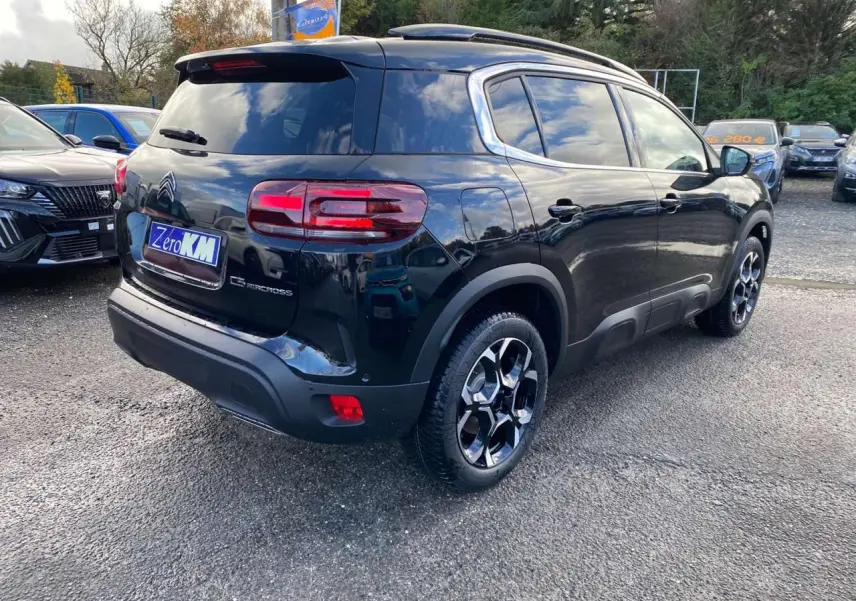Citroën C5 Aircross noir perla vu en 3/4 arrière droit, avec jantes alliage 18'' bi-ton et vitres surteintées.