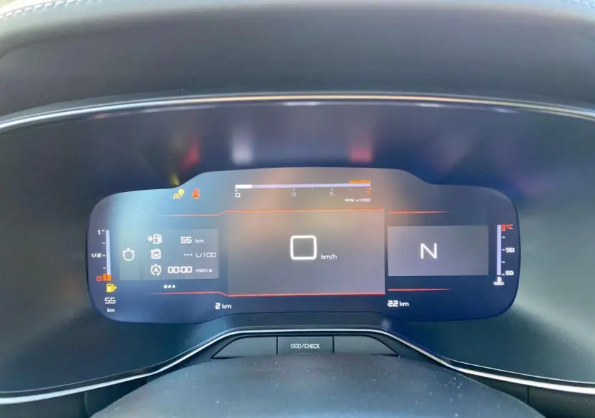 Tableau de bord numérique du Citroën C5 Aircross 2025 affichant vitesse à 0 km/h et indicateurs divers.