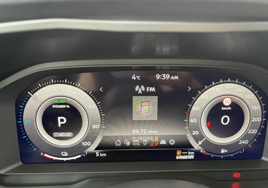 Combiné d'instrumentation numérique 12,3 pouces du Nissan Qashqai 2025 affichant vitesse, mode de conduite et radio FM.