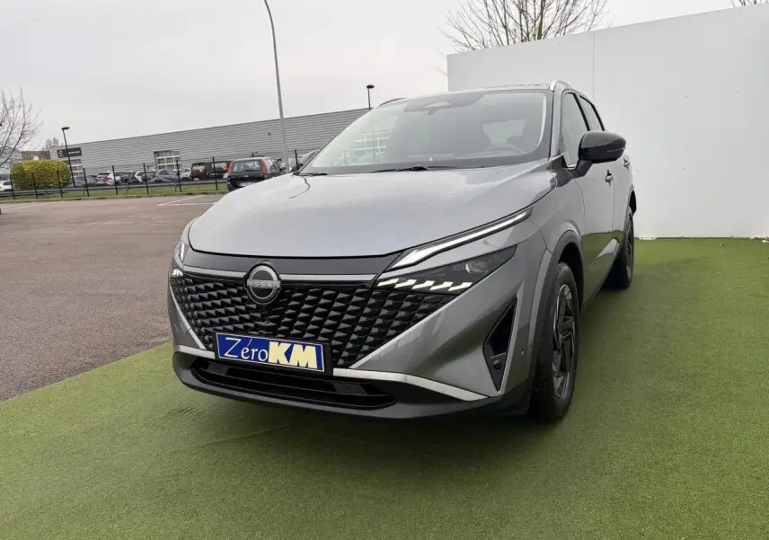 Nissan Qashqai III 1.5 Hybrid E-Power gris foncé, vue 3/4 avant avec calandre noire et phares LED distinctifs.