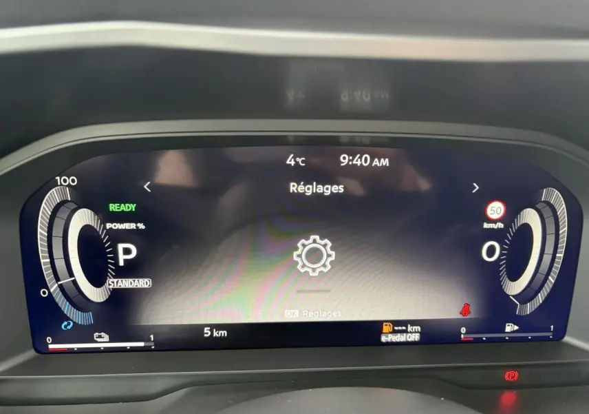 Affichage numérique du combiné d'instrumentation du Nissan Qashqai III en mode réglages, vue frontale rapprochée.