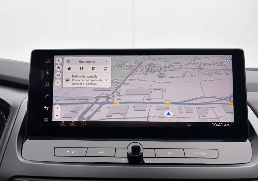 Écran tactile central du Nissan Qashqai 2025 affichant la navigation avec carte détaillée en intérieur noir.