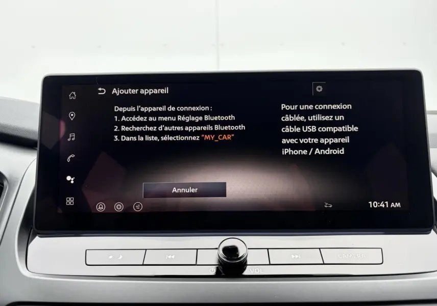 Écran tactile central du Nissan Qashqai III 2025 affichant les instructions de connexion Bluetooth.