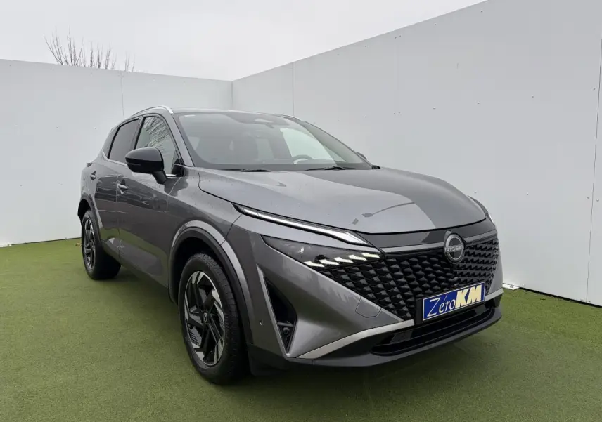 Nissan Qashqai III 1.5 Hybrid e-Power gris foncé métal en 3/4 avant avec calandre noire et jantes alliage.
