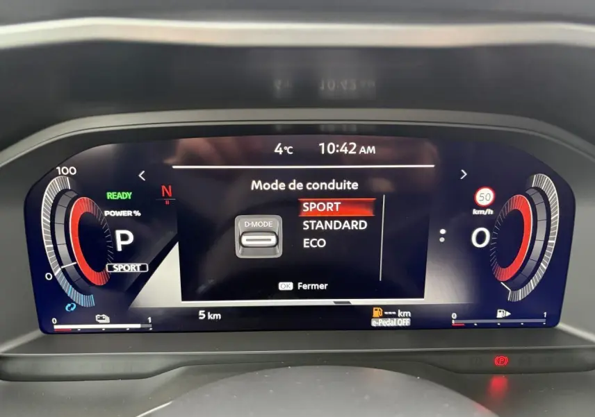 Tableau de bord numérique du Nissan Qashqai III hybride, affichant le mode de conduite Sport à 10h42.