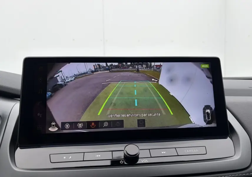 Écran central affichant la caméra de recul avec lignes de guidage dans un Nissan Qashqai gris foncé.