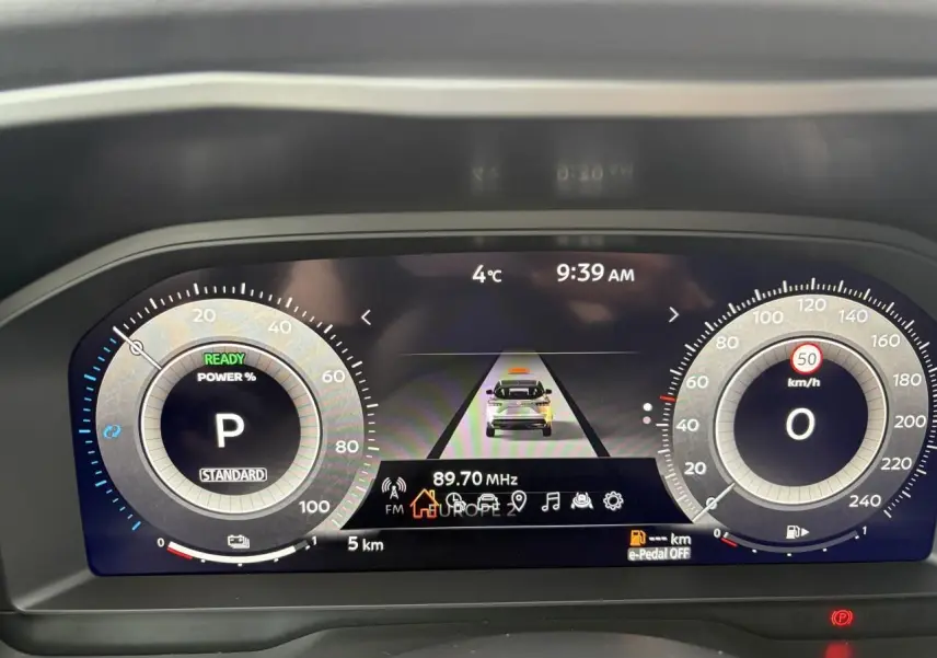 Combiné d'instrumentation numérique 12,3" du Nissan Qashqai III en affichage clair avec indication vitesse et mode parking.