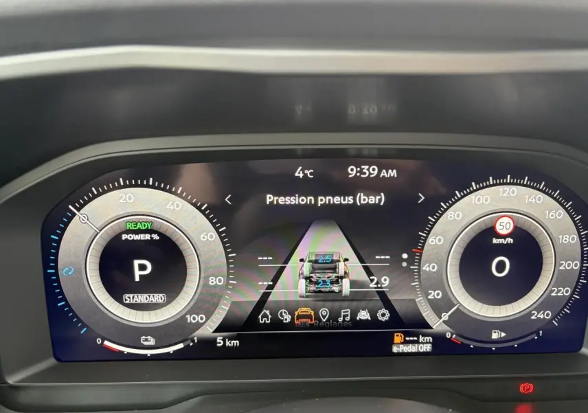 Tableau de bord numérique du Nissan Qashqai 2025 affichant la pression des pneus et la vitesse à 0 km/h.