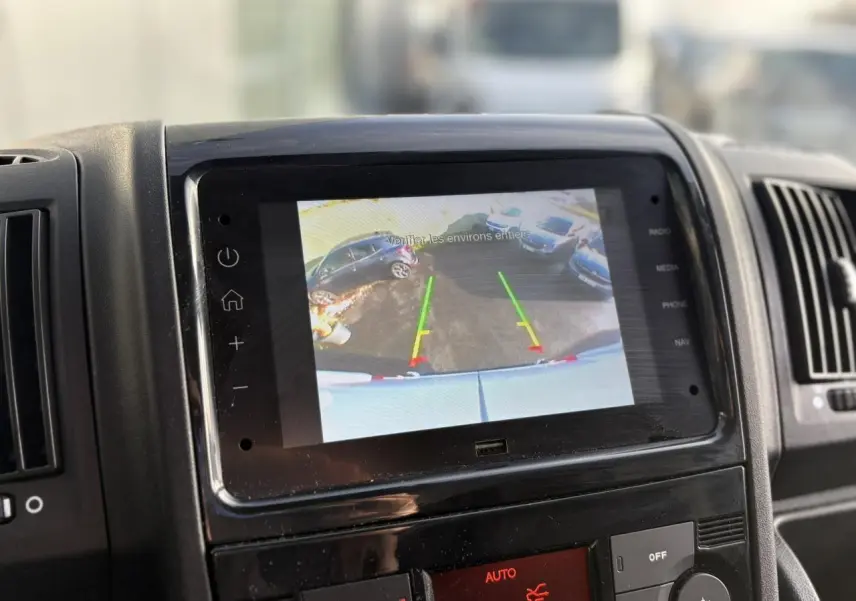Vue rapprochée de l’écran de caméra de recul dans l’habitacle du fourgon blanc Opel Movano 2024.