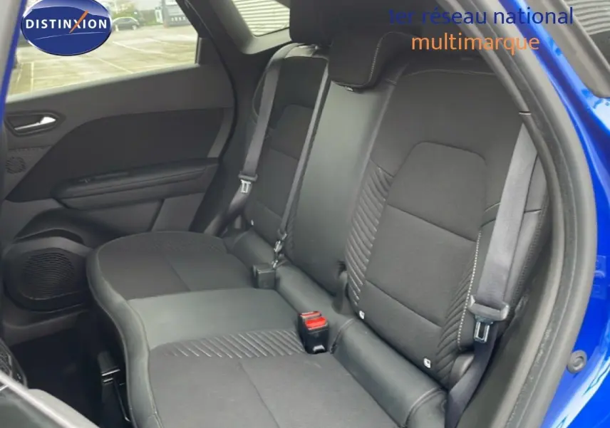 Vue intérieure sur les sièges arrière noirs du Renault Symbioz 2025, porte côté droit ouverte, carrosserie bleu iron metal visible.