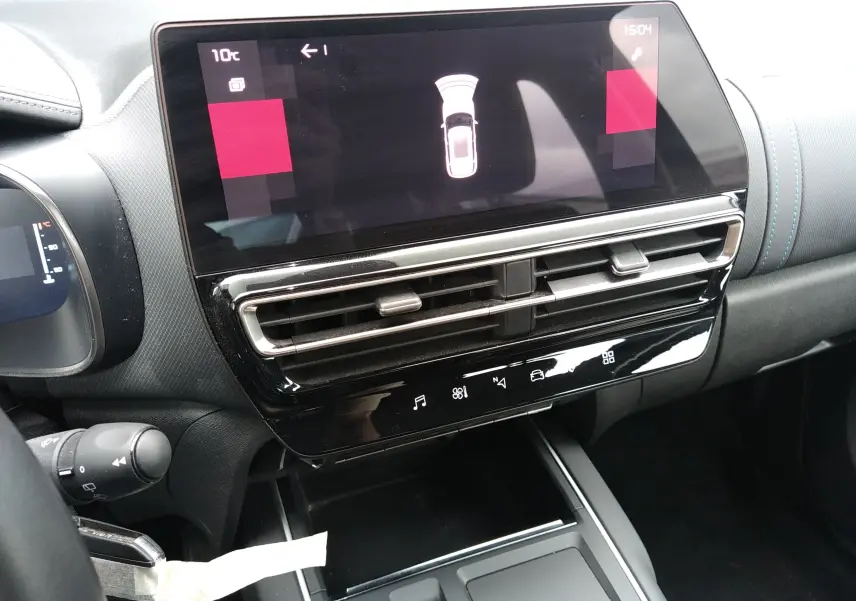Vue rapprochée de la console centrale du Citroën C5 Aircross 2023, écran tactile avec affichage de capteurs de stationnement.