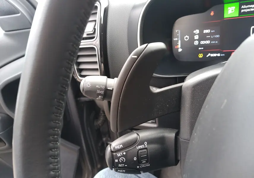 Gros plan sur le volant côté gauche du Citroën C5 Aircross 2023, montrant les commandes de régulateur et les palettes au volant.