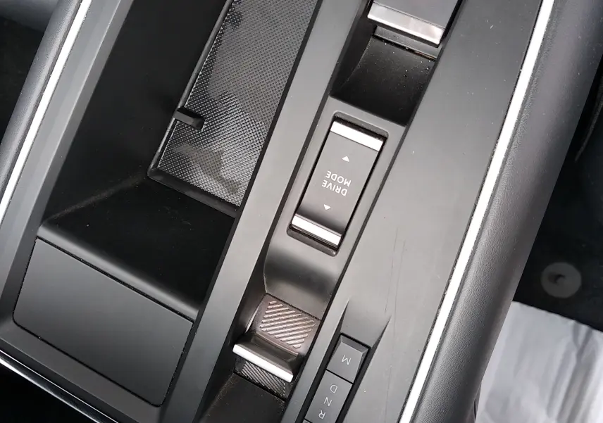 Vue en plongée du console central noir mat de la Citroën C5 Aircross 2023 avec commandes de boîte auto et frein électrique.