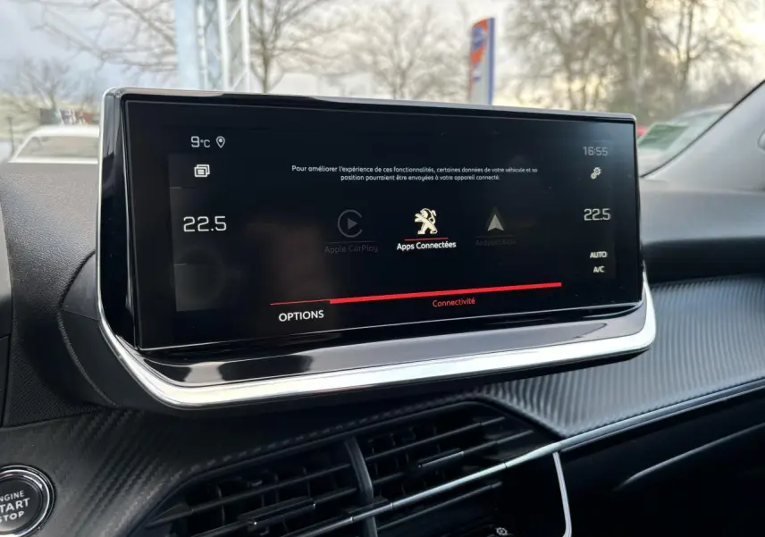 Écran tactile central du tableau de bord du Peugeot 2008 2021, affichant les options de connectivité et température à 22,5°C.