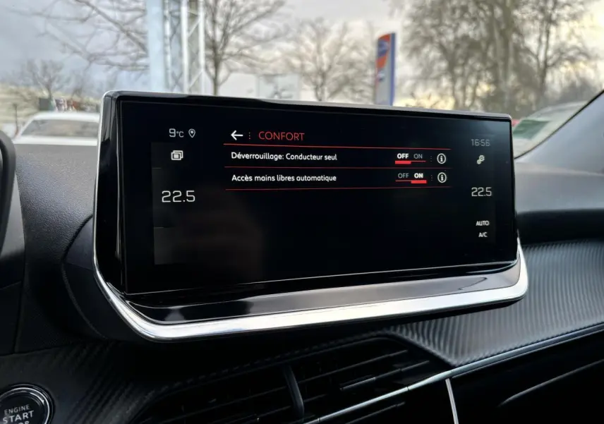 Écran tactile central du Peugeot 2008 2021 affichant les réglages confort avec vue sur tableau de bord noir.