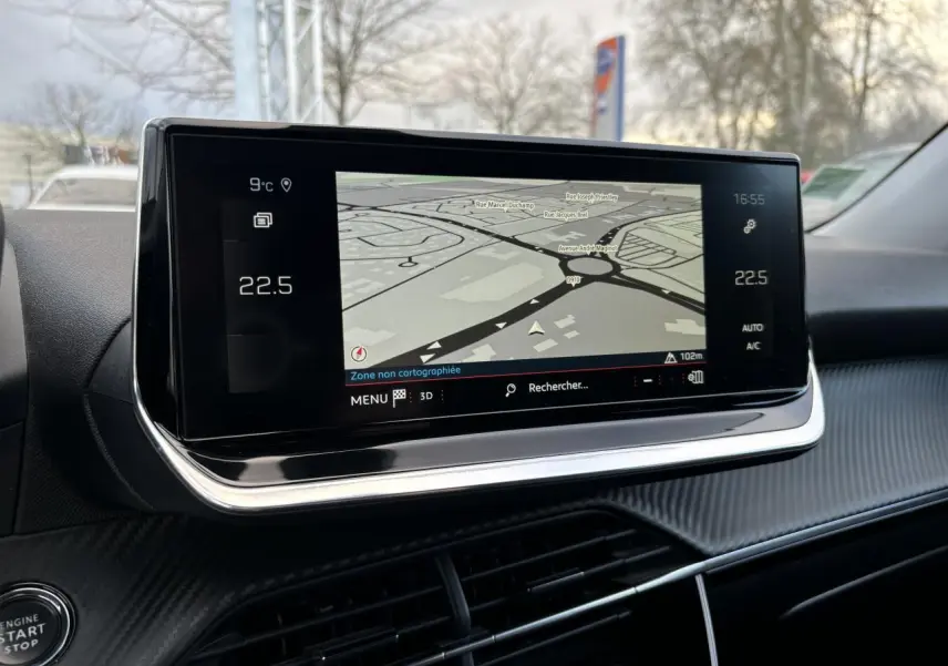 Écran tactile 10 pouces du système de navigation 3D dans l'habitacle du Peugeot 2008 Orange Fusion 2021.