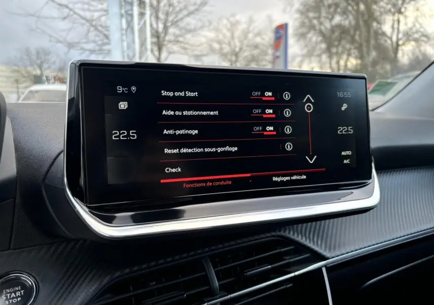 Écran tactile central du Peugeot 2008 2021 affichant les réglages d’aide à la conduite et la température intérieure