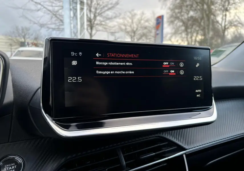 Écran tactile du tableau de bord du Peugeot 2008 2021 affichant les options de stationnement et la température intérieure.