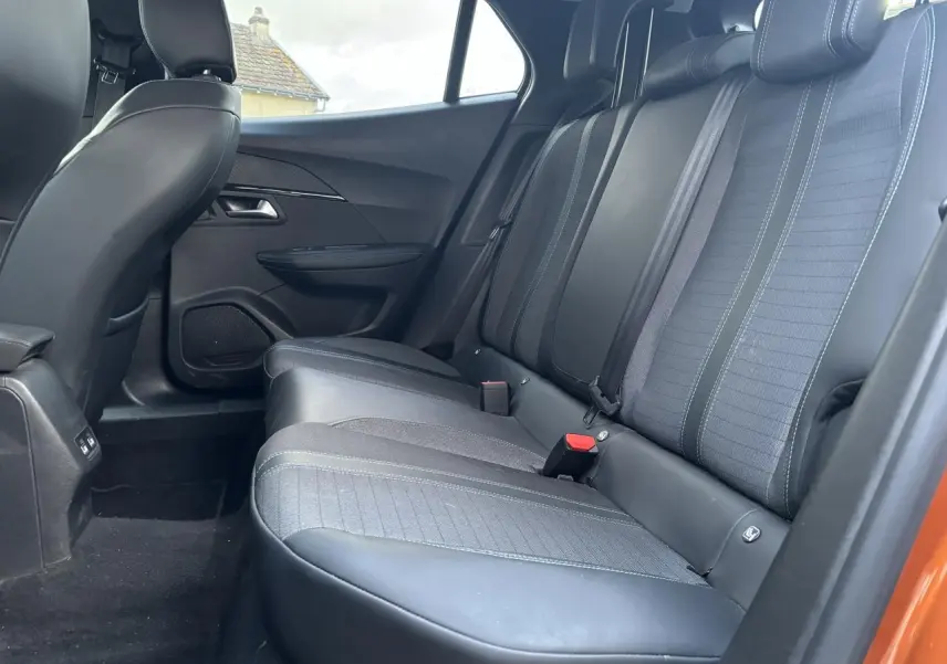 Vue latérale droite de la banquette arrière en tissu et cuir noir du Peugeot 2008 Orange Fusion 2021.