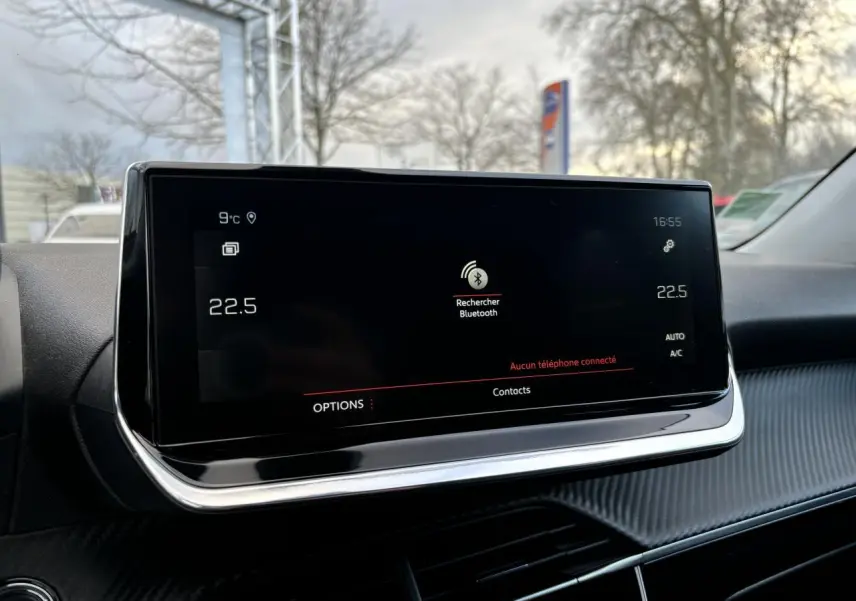 Écran tactile central du tableau de bord du Peugeot 2008 2021 affichant la recherche Bluetooth et la température à 22,5°C.