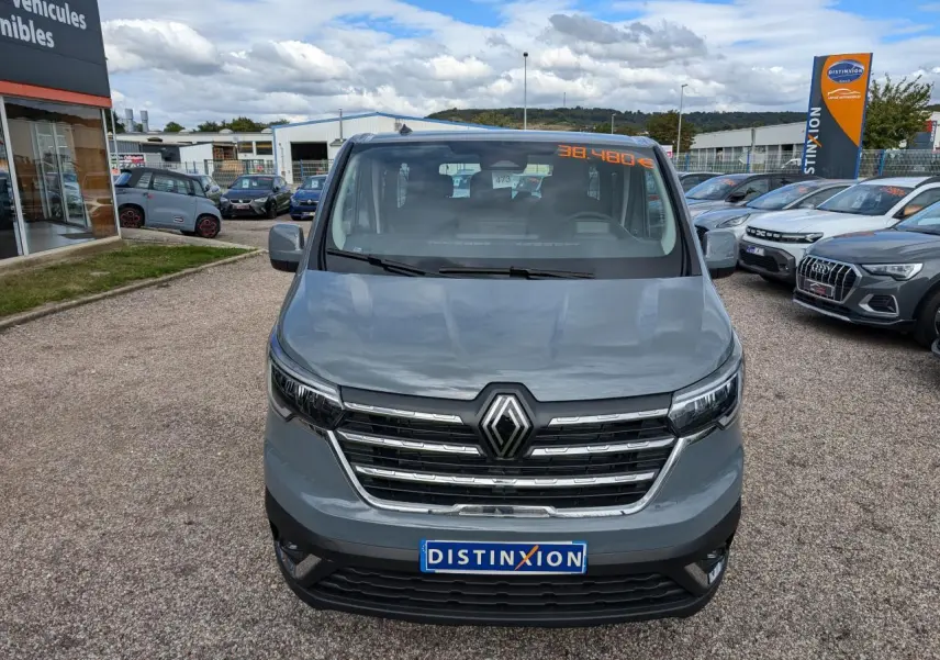 Vue frontale d'un Renault Trafic Fourgon gris 2024 avec calandre chromée et logo Renault bien visible.