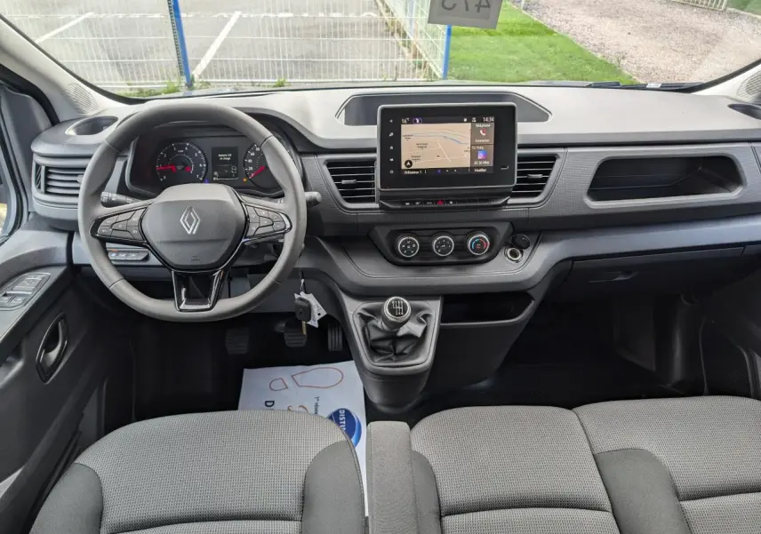 Vue intérieure avant du Renault Trafic Fourgon 2024 avec tableau de bord moderne et écran tactile central.