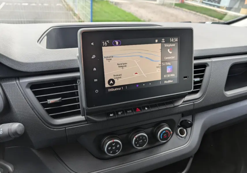 Tableau de bord du Renault Trafic Fourgon 2024 avec écran tactile 8 pouces et commandes de climatisation.