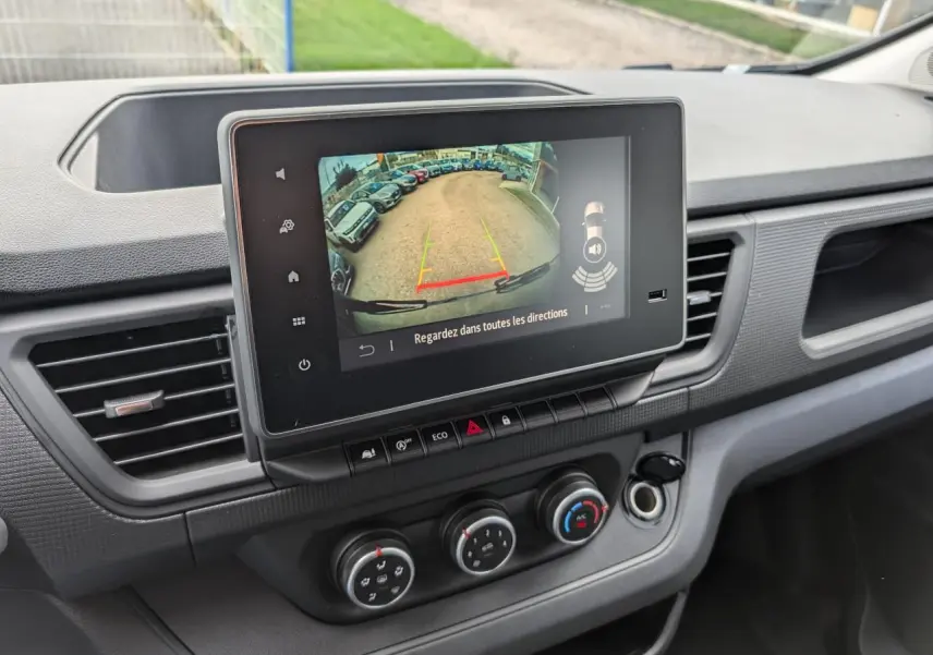 Écran tactile central affichant la caméra de recul dans l'habitacle du Renault Trafic Fourgon gris 2024.