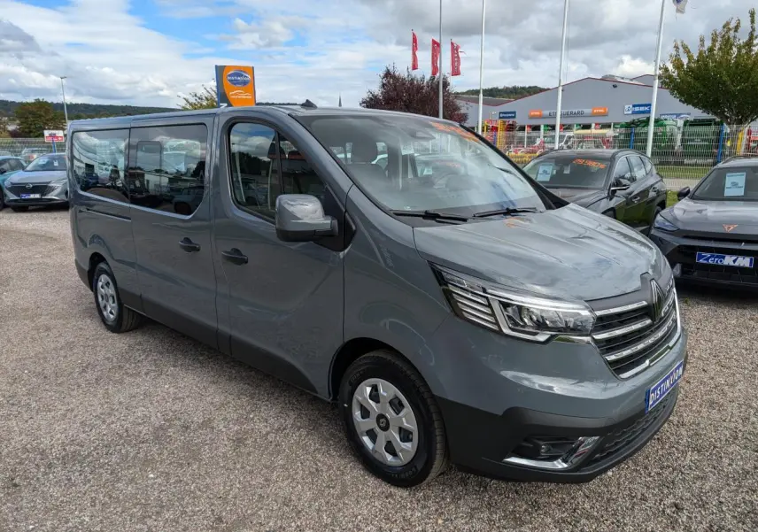 Renault Trafic Fourgon gris Urban en 3/4 avant droit, avec projecteurs Full LED et jantes avec enjoliveurs.