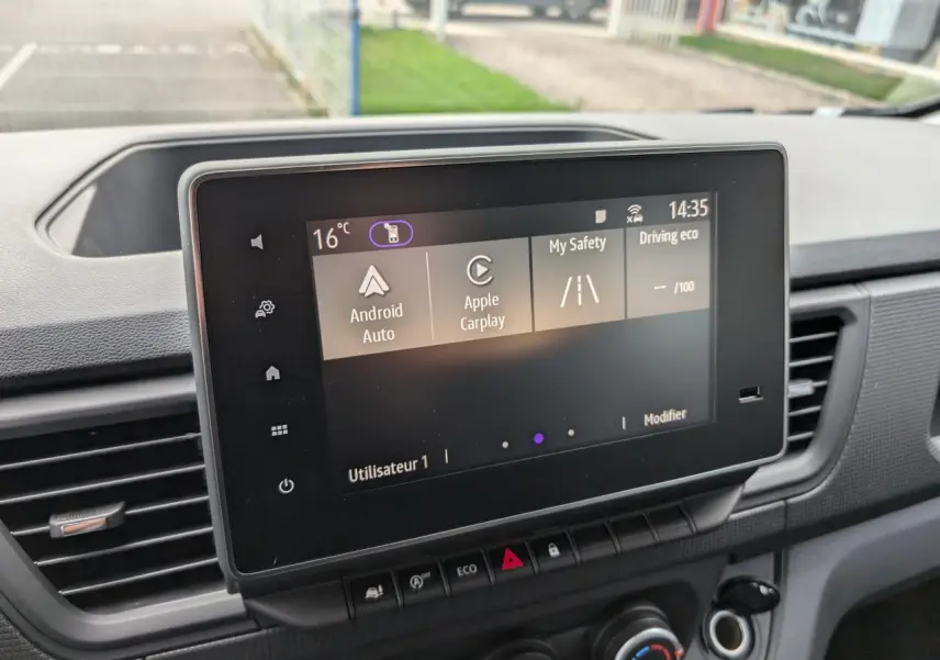 Écran tactile multimédia 8 pouces du Renault Trafic Fourgon gris 2024, affichant Android Auto et Apple CarPlay.