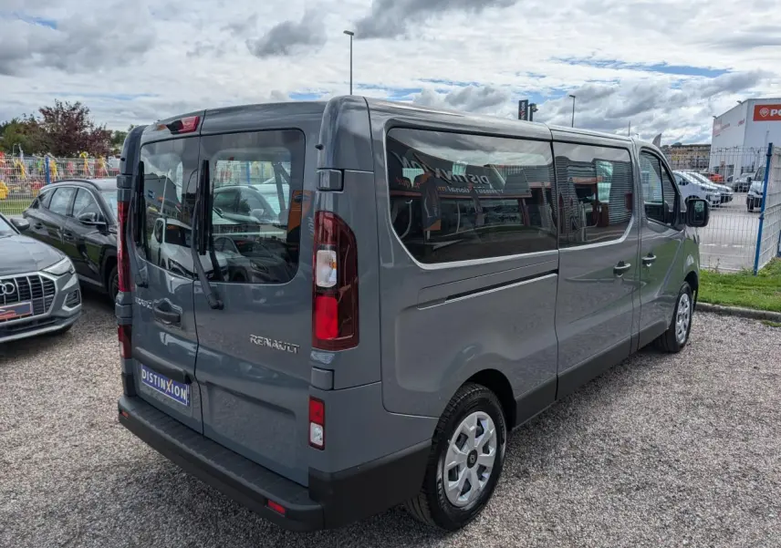 Renault Trafic Fourgon gris Urban vu en 3/4 arrière droit avec vitres latérales et hayon vitré