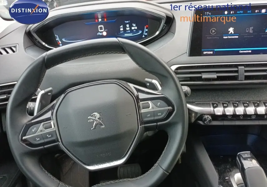 Vue rapprochée du volant multifonction noir et du tableau de bord numérique du Peugeot 3008 rouge foncé métal 2020.