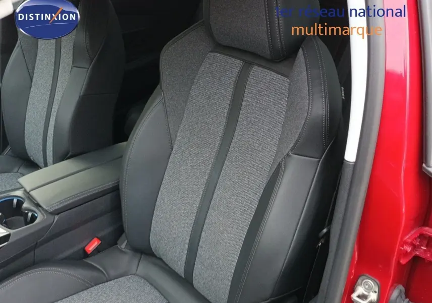 Gros plan sur le siège avant conducteur en tissu gris et cuir noir du Peugeot 3008 rouge foncé, porte ouverte.