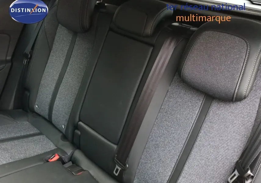 Vue rapprochée des sièges arrière en tissu gris et cuir noir du Peugeot 3008 PureTech 130 Allure 2020.