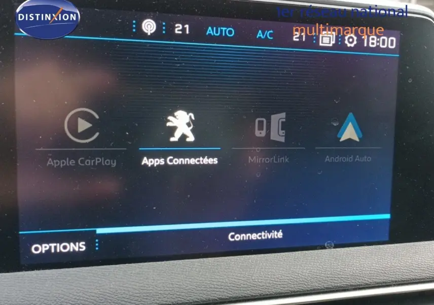 Écran tactile du système multimédia Peugeot 3008 2020 affichant les options de connectivité avec logo lion central.