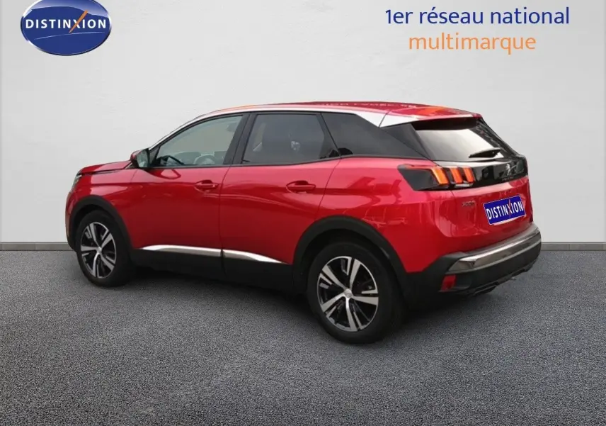 Peugeot 3008 rouge foncé métal vue de profil côté gauche, soulignant ses lignes modernes et jantes biton.