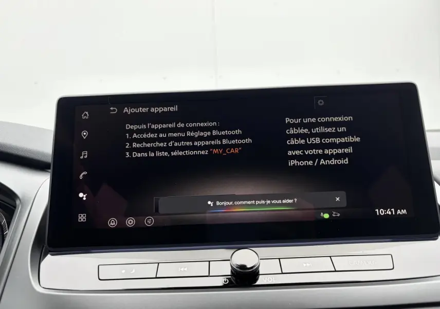 Écran tactile central du Nissan Qashqai 2025 affichant les instructions de connexion Bluetooth dans un intérieur gris.