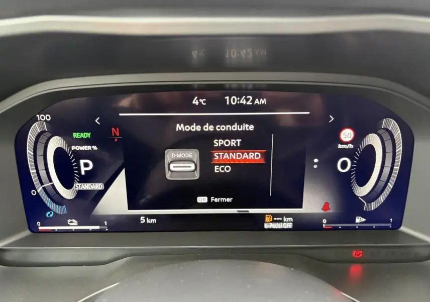 Affichage numérique du tableau de bord du Nissan Qashqai 2025, mode de conduite standard sélectionné.