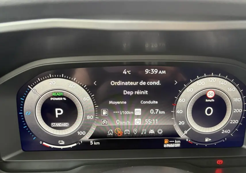 Combiné d'instrumentation numérique 12,3" du Nissan Qashqai 2025 affichant vitesse, mode parking et informations de conduite.